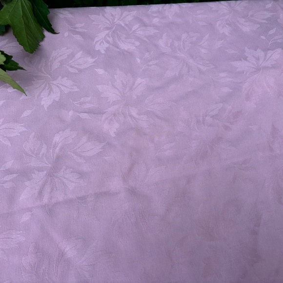 60” Vintage Round Pink Damask Tablecloth w/a Subtle Rose Pattern. - Picture 8 of 9